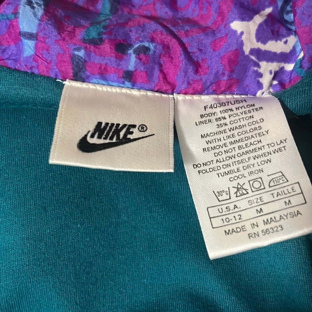 Vintage NIKE Womans Satin Windbreaker Sz. 10-12 (medium ) Full Zip Jacket
